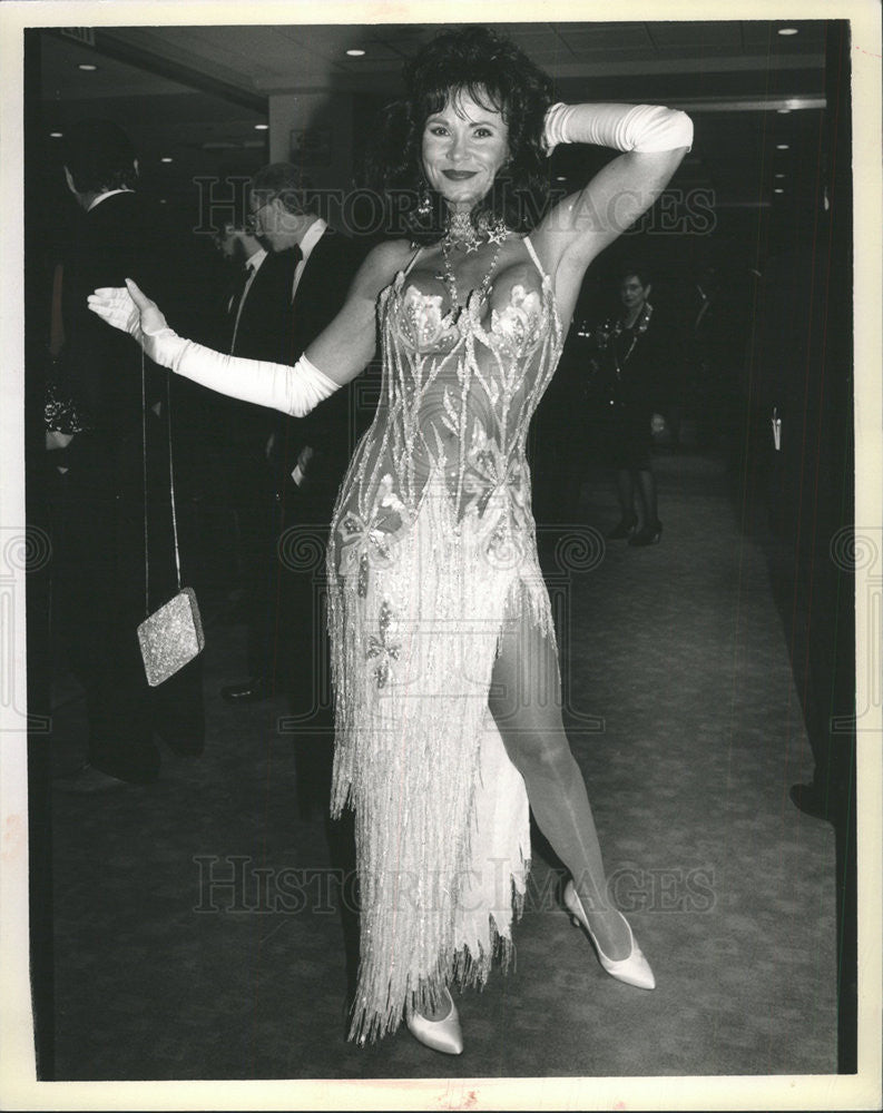 1993 Press Photo Beverly Crown Bob Mackie gown Chicago International Film Gala - Historic Images