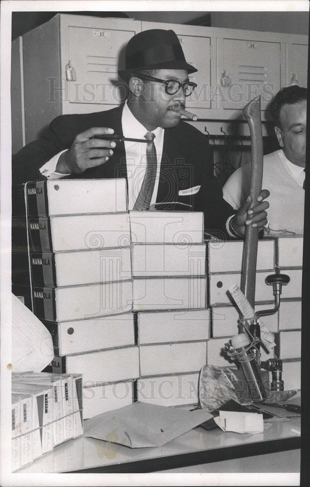 1961 Press Photo Det. James Kelly and Det Sam Zanniello inspect tools - Historic Images