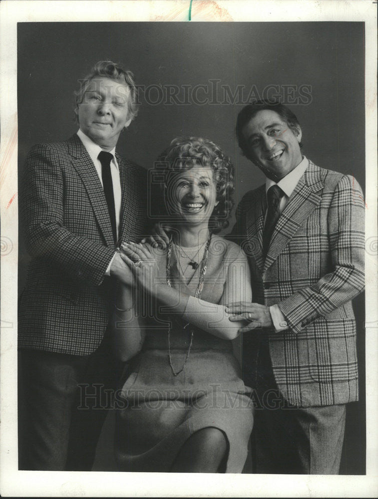 1975 Press Photo Danny Kaye N Chicago W/ 2 Opera Stars Sills &amp; Merrill - Historic Images