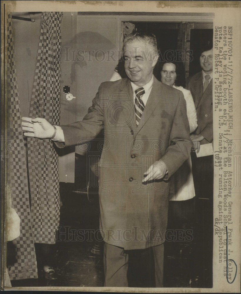 1972 Press Photo Michigan Atty. General Frank Kelley at voting booth - Historic Images