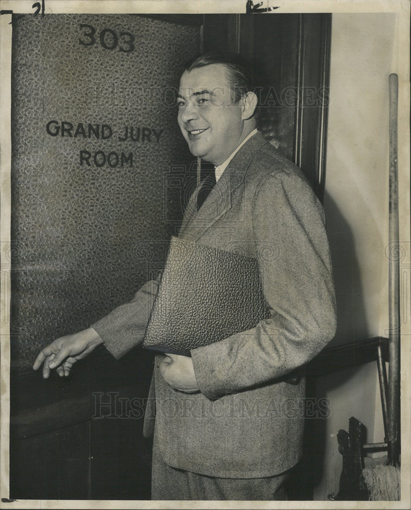 1947 Press Photo Larry Kelly Chicago Sun Reporter Grand Jury Room - Historic Images