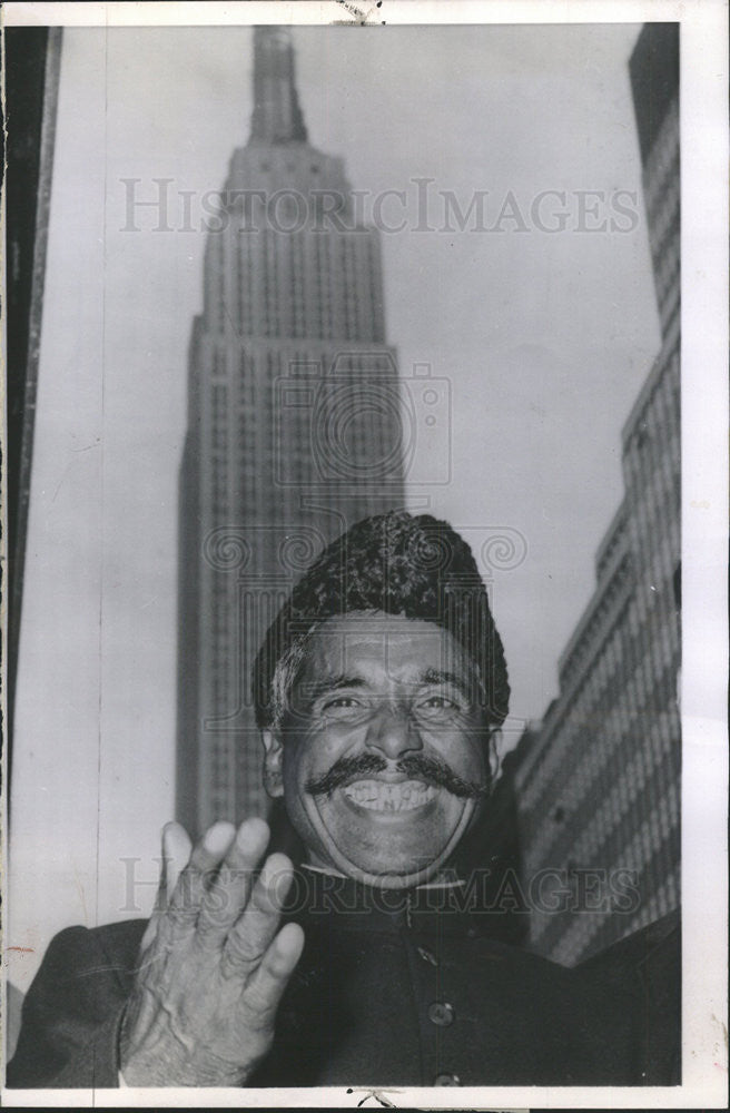 1961 Press Photo Bashir Ahmad Pakistani camel driver visiting VP Johnson smiling - Historic Images