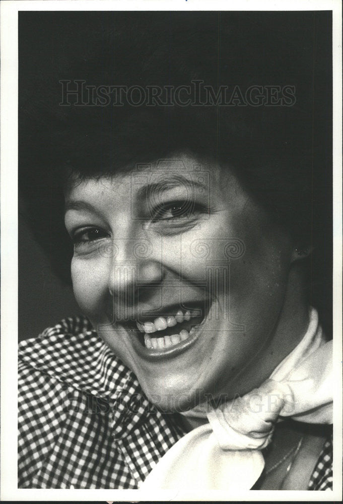 1977 Press Photo Miriam Flynn Downstage Second City Routine Riddle Character - Historic Images