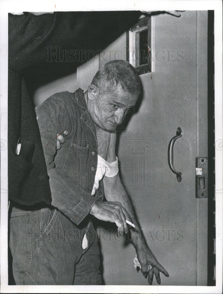 1965 Press Photo Louis Koullapis Jail Hospital Injuries Shooting Spree Gardena - Historic Images