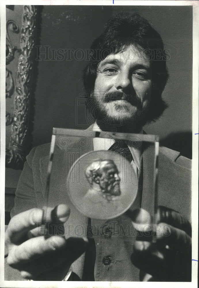 1977 Press Photo Robert Kee holding his bronze Carnegie Hero Medal for rescuing - Historic Images