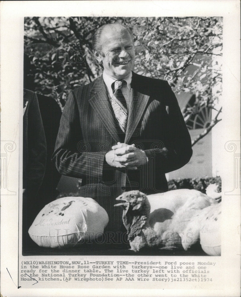 1974 Press Photo President Gerald Ford in the White House Rose garden - Historic Images