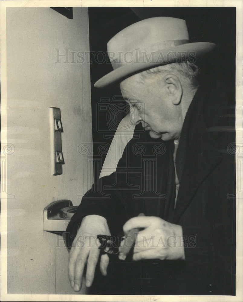 1965 Press Photo Frank Kelly, Alias Robert Burns, Going to First District Lockup - Historic Images