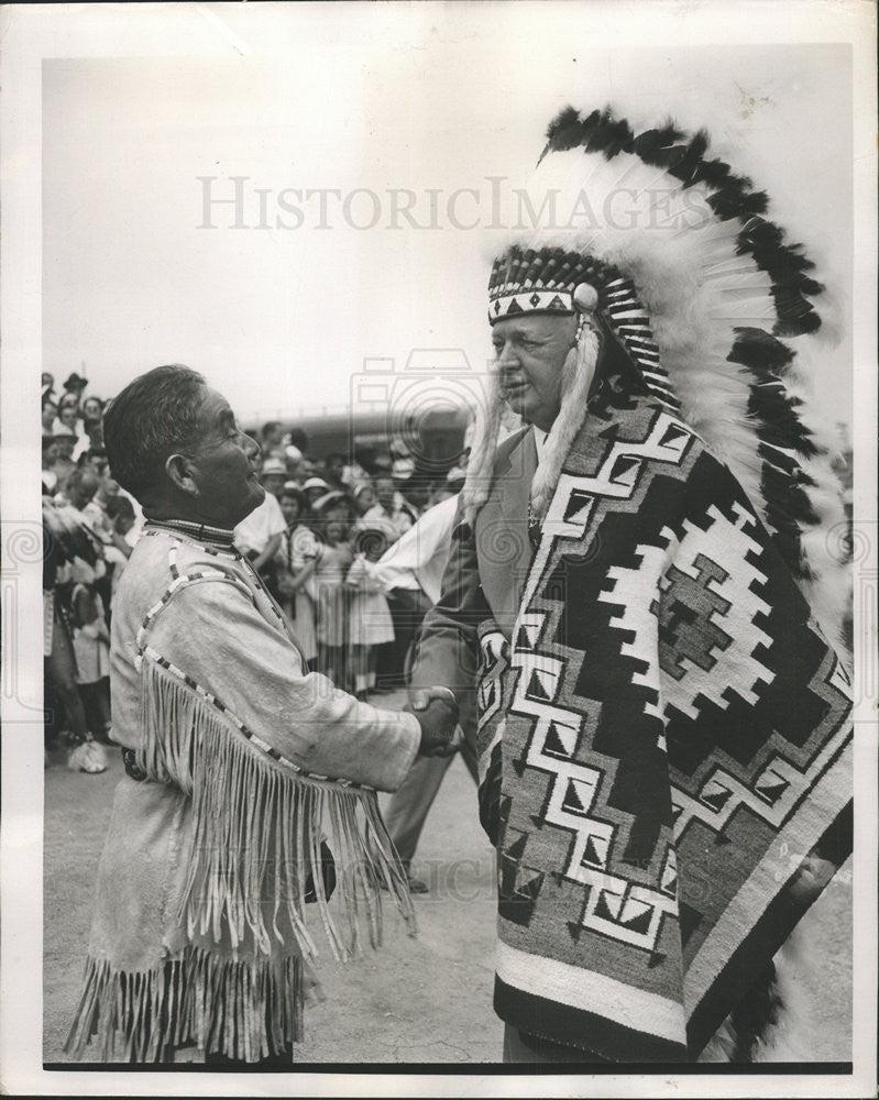 1948 Press Photo Chief Tektuka Mayor Kennely Headdress Blanket Present - Historic Images