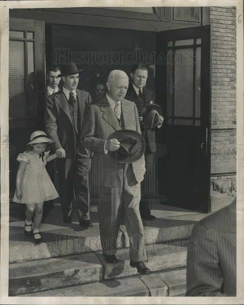 1947 Press Photo Mayor Kennelly Leaving St. Lawrence Catholic Church on Easter - Historic Images