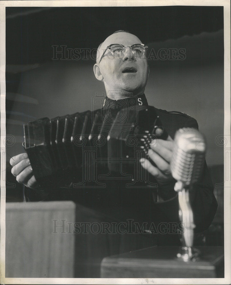 1962 Press Photo Walter Kennedy Salvation Army Captain - Historic Images