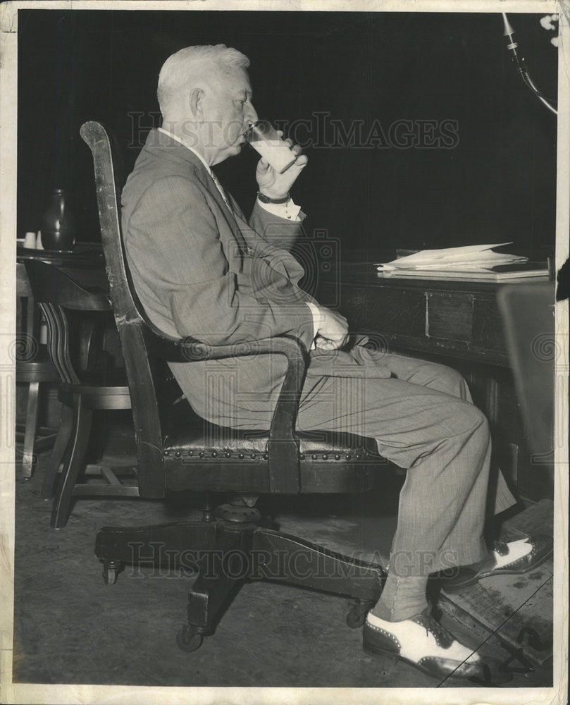 1952 Press Photo Mayor Kennelly glass milk Council meeting crime probe Snap - Historic Images