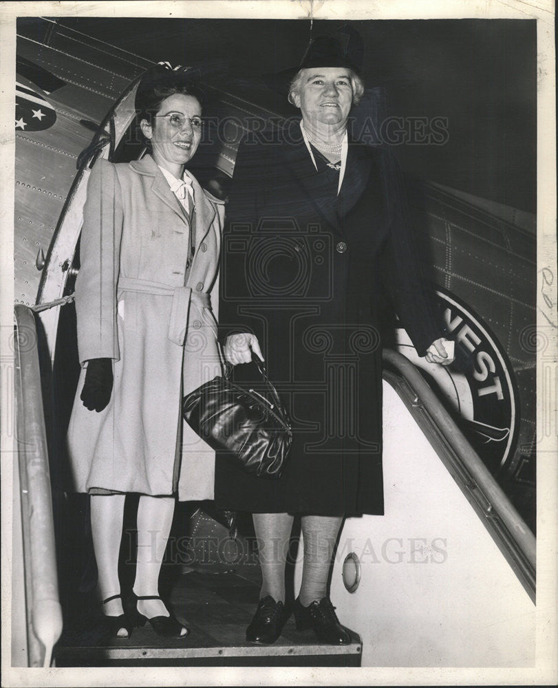 1943 Press Photo Adelina Fonseca Nurse Sister Kenny Air Port Chicago Bill Bender - Historic Images