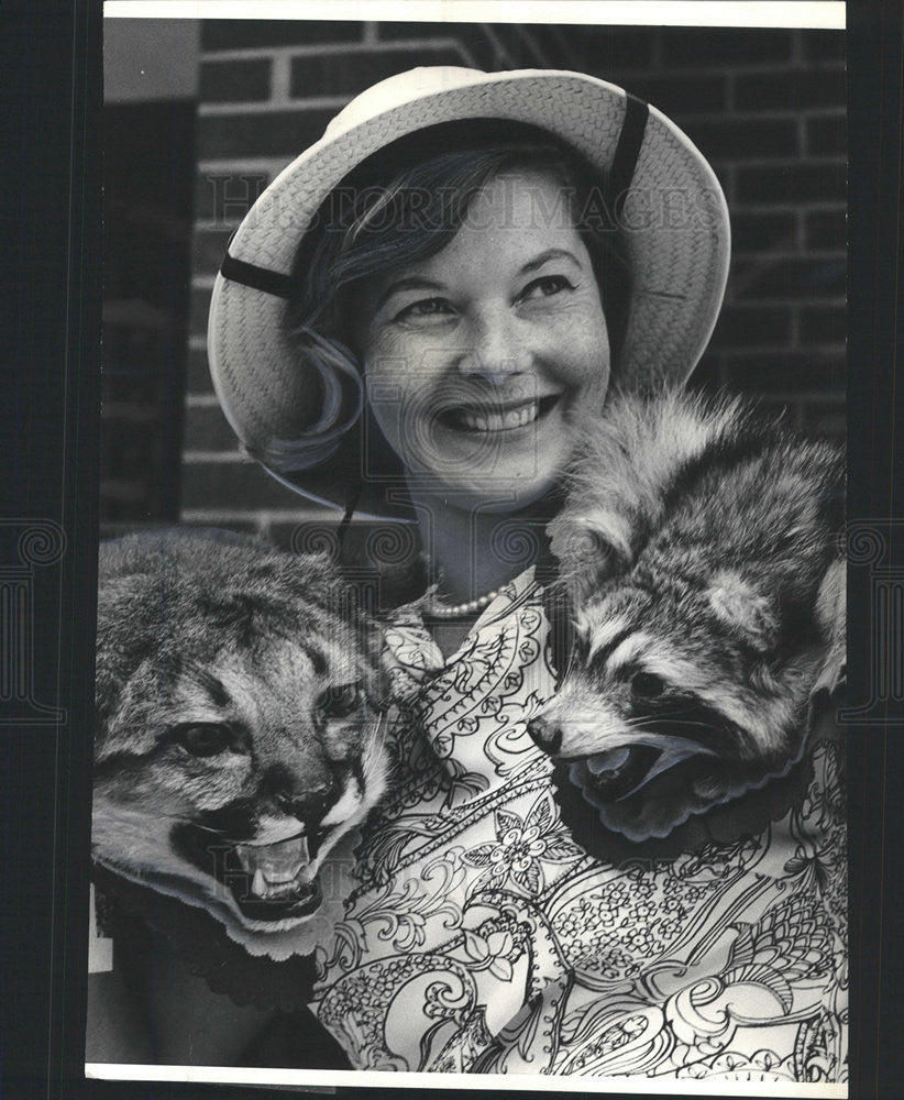 1966 Press Photo Mrs. John H. Keogh with a kitty and a raccoon - Historic Images