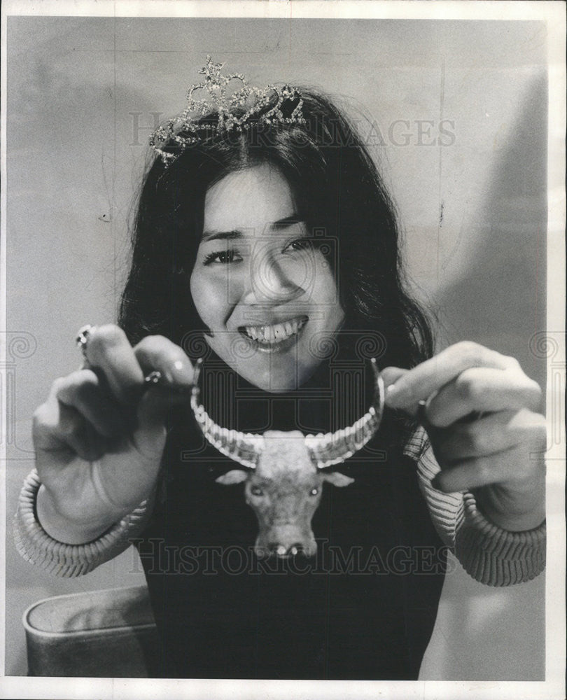 1973 Press Photo Miss Chicago Chinatown Sally Kao welcomes the Year of the Ox - Historic Images