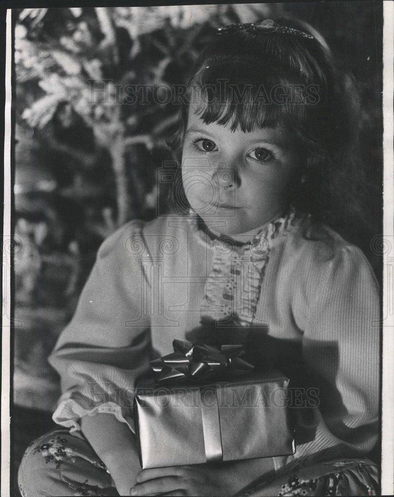 1972 Press Photo Michele Jordon parents Christmas gift terrace Pales Hills Snap - Historic Images