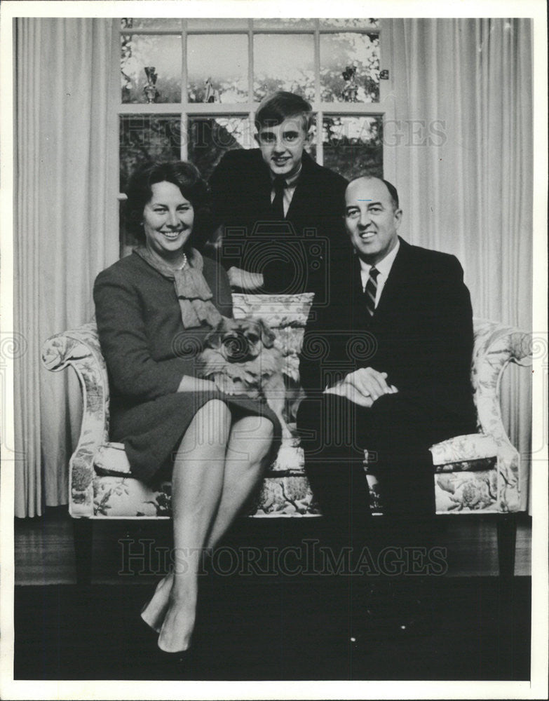 1966 Press Photo author Emmett Dedmon and family - Historic Images