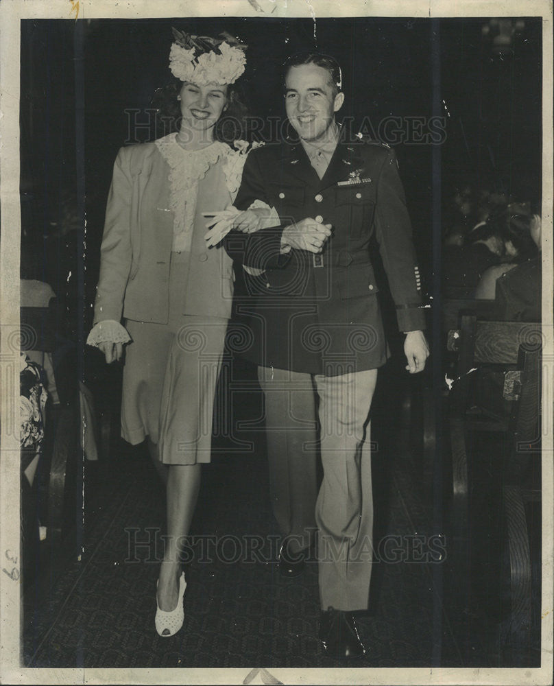 1945 Press Photo Claire Lyons Emmet Dedmon Chicago University Chapel - Historic Images