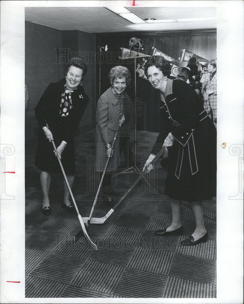 1974 Press Photo Emmett Dedmon Wayne Maxwell Malcolm Smith Chairman Hull House - Historic Images