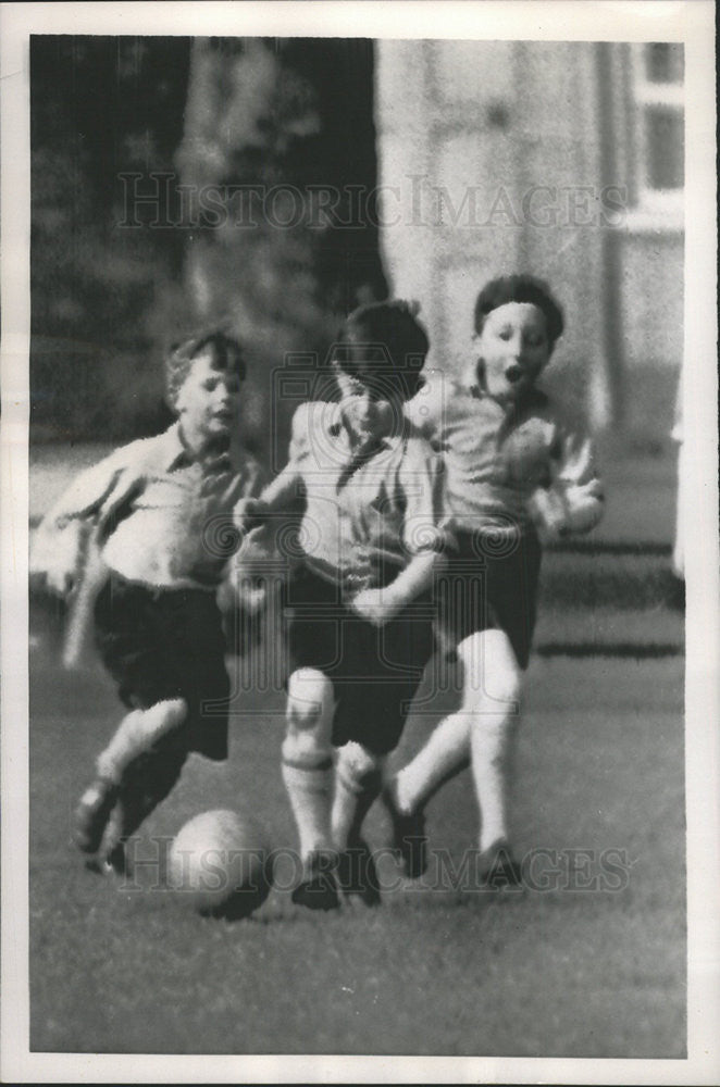 1957 Press Photo Britain Prince Charles schoolmates soccer game school London - Historic Images