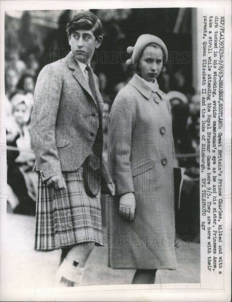 1963 Press Photo Great Britain Prince Charles dirk cameraman eye sister Snap - Historic Images