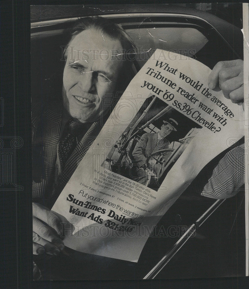 1974 Press Photo Landon Chapman Chicago Loop Attorney Holds Advertisement - Historic Images