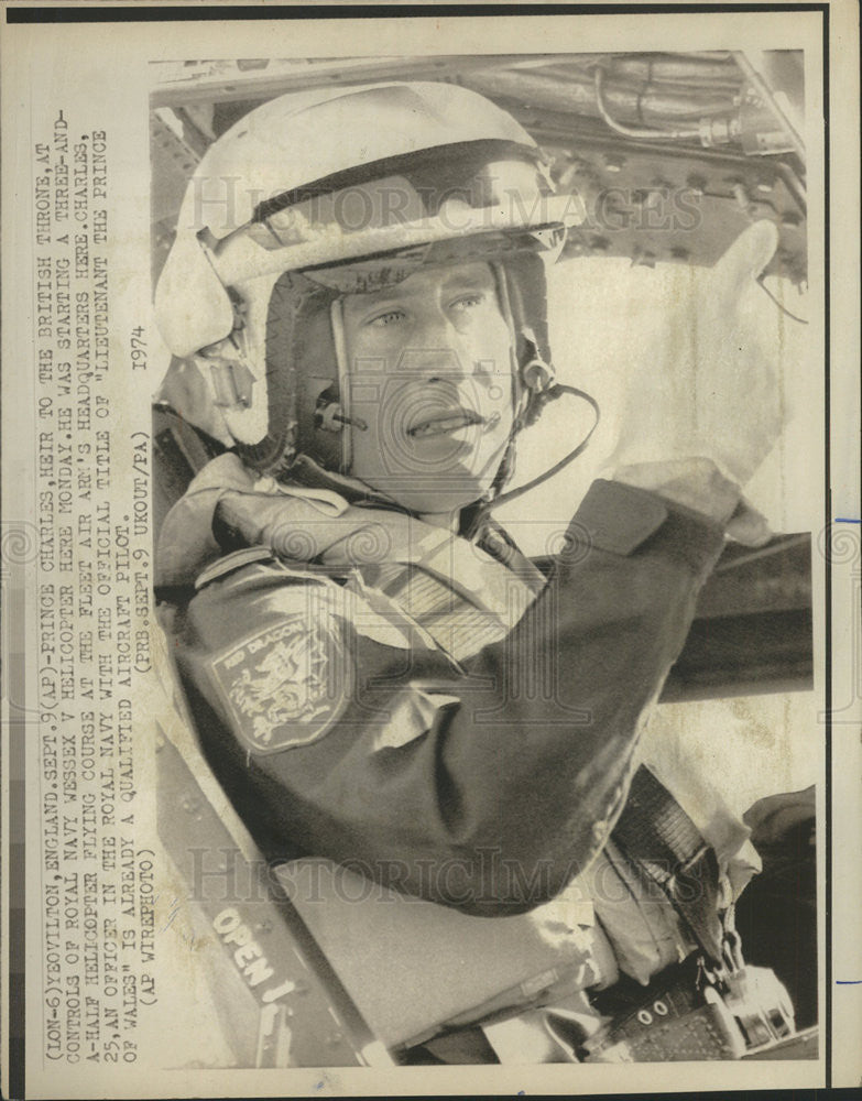 1974 Press Photo Prince Charles on aircraft cockpit during flight course at Roya - Historic Images