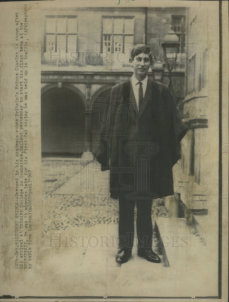 1967 Press Photo Prince Charles on his robes upon arrival at Trinity College - Historic Images