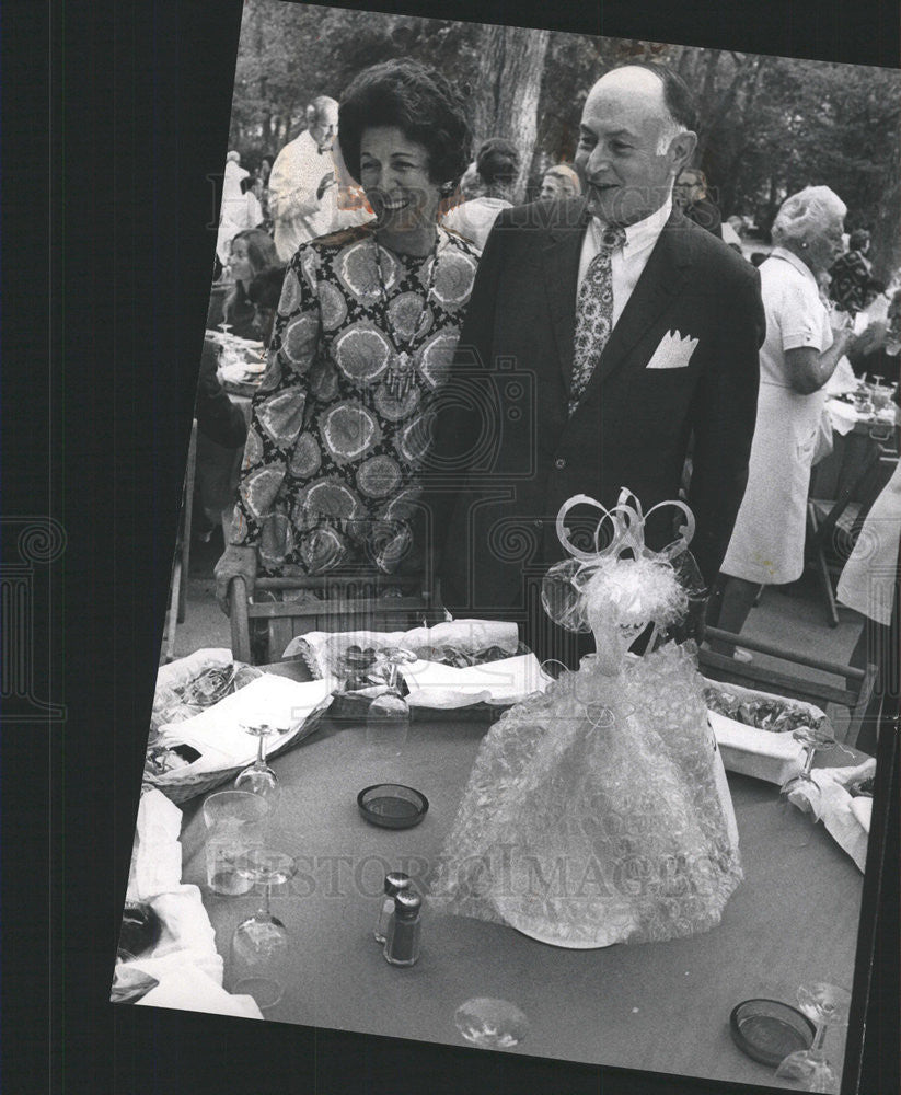 1971 Press Photo Mr. and Mrs. Hammand E. Chaffetz strvey the scene - Historic Images