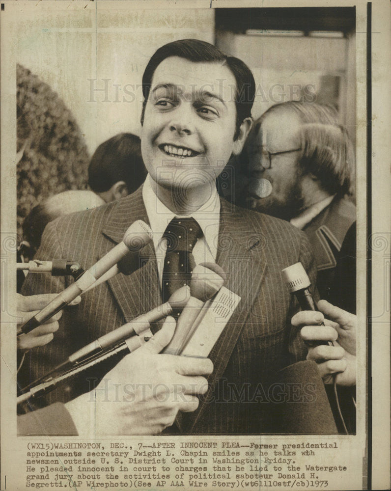 1973 Press Photo Washington Dwight Chaplin Smiles Newsmen US District Court - Historic Images