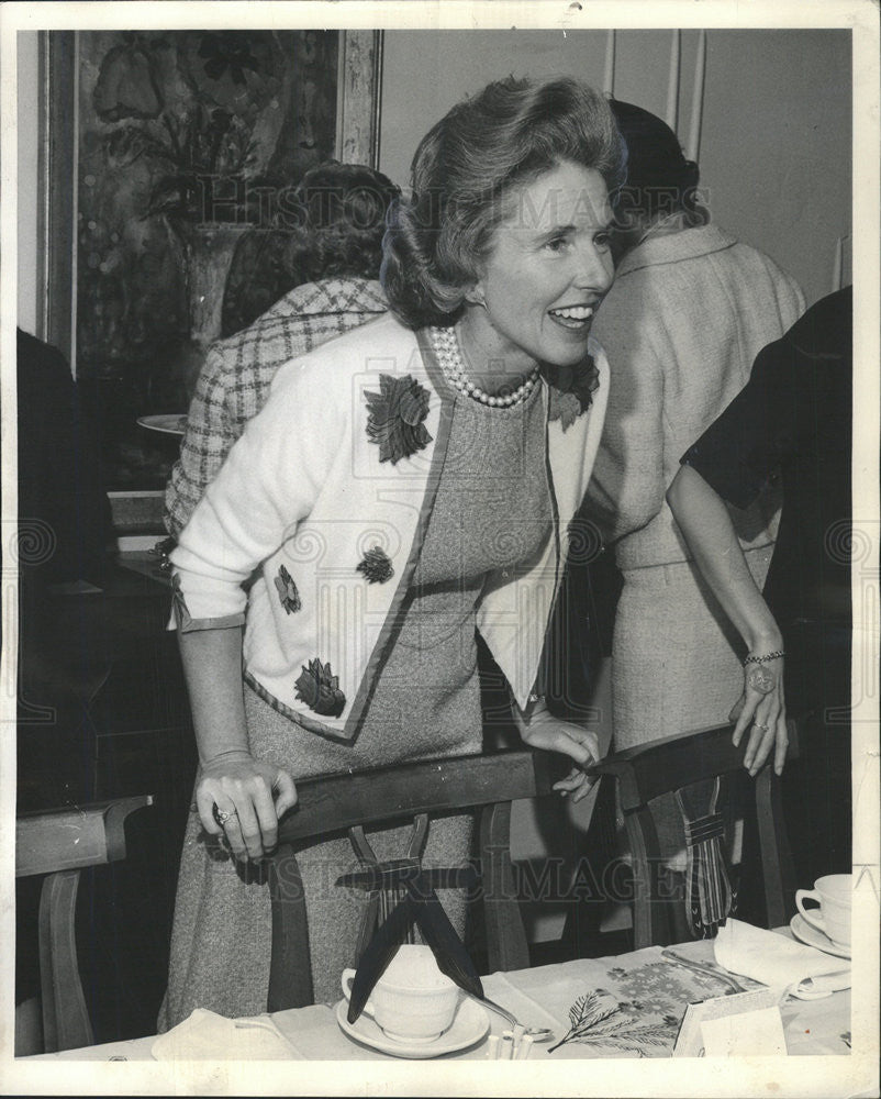 1964 Press Photo Mrs John Q. Adams Jr hosting dinner - Historic Images