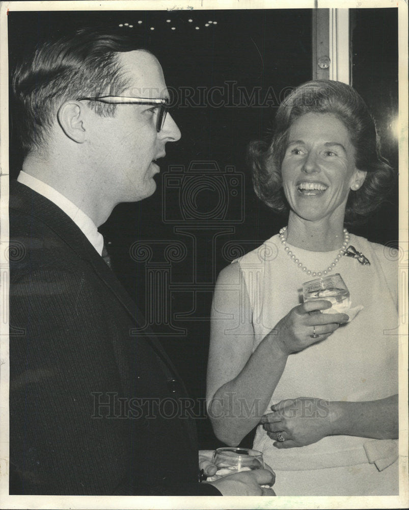 1965 Press Photo Luke Adams Hertie James Ott John Fashion Show Hospital - Historic Images