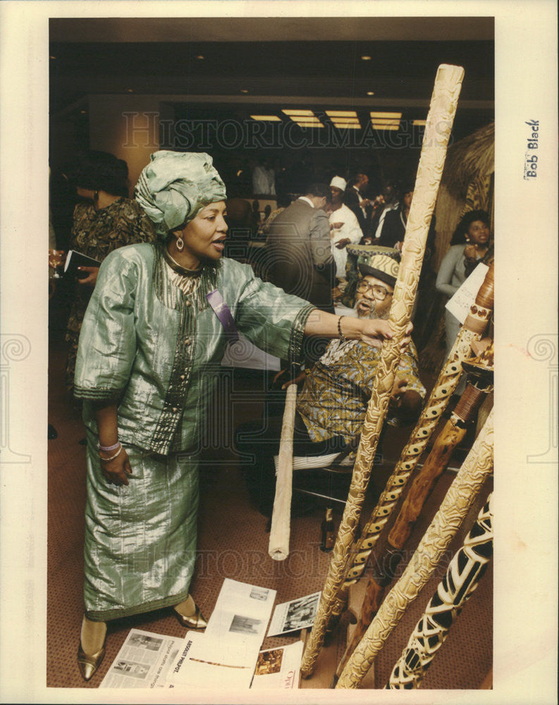 1993 Press Photo Lemoriel Agbohiah a social worker checking David Philphot staff - Historic Images