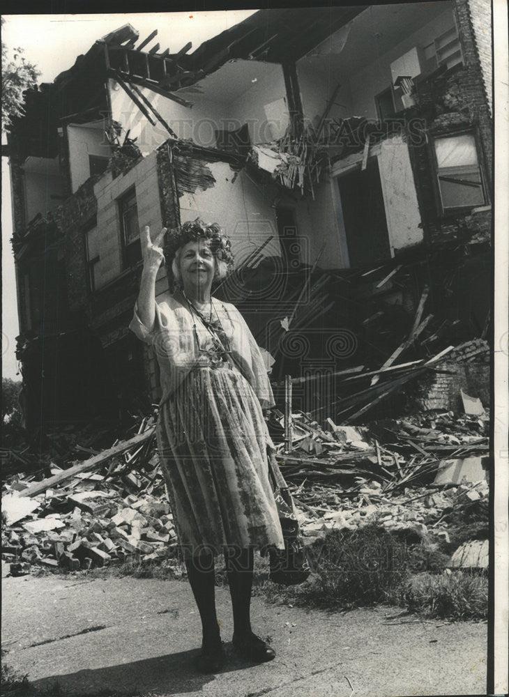 1975 Press Photo Frederika Blanker Flash Ironic Victory Wood Lawn Down Tom Home - Historic Images