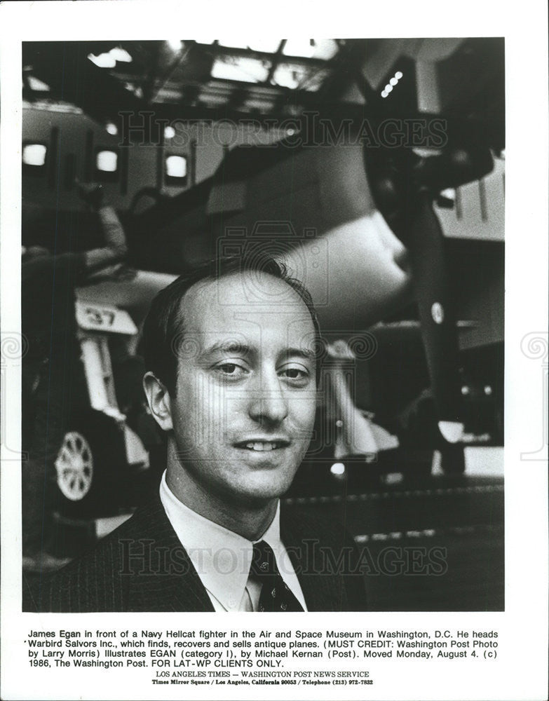 1986 Press Photo James Egan in front of a Navy Hellcat Fighter - Historic Images