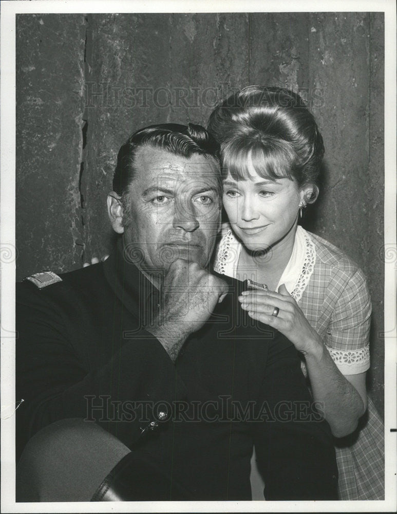 1972 Press Photo Richard Egan &amp; Phyllis Avery in &quot;Massacre at Fort Phil Kearny&quot; - Historic Images