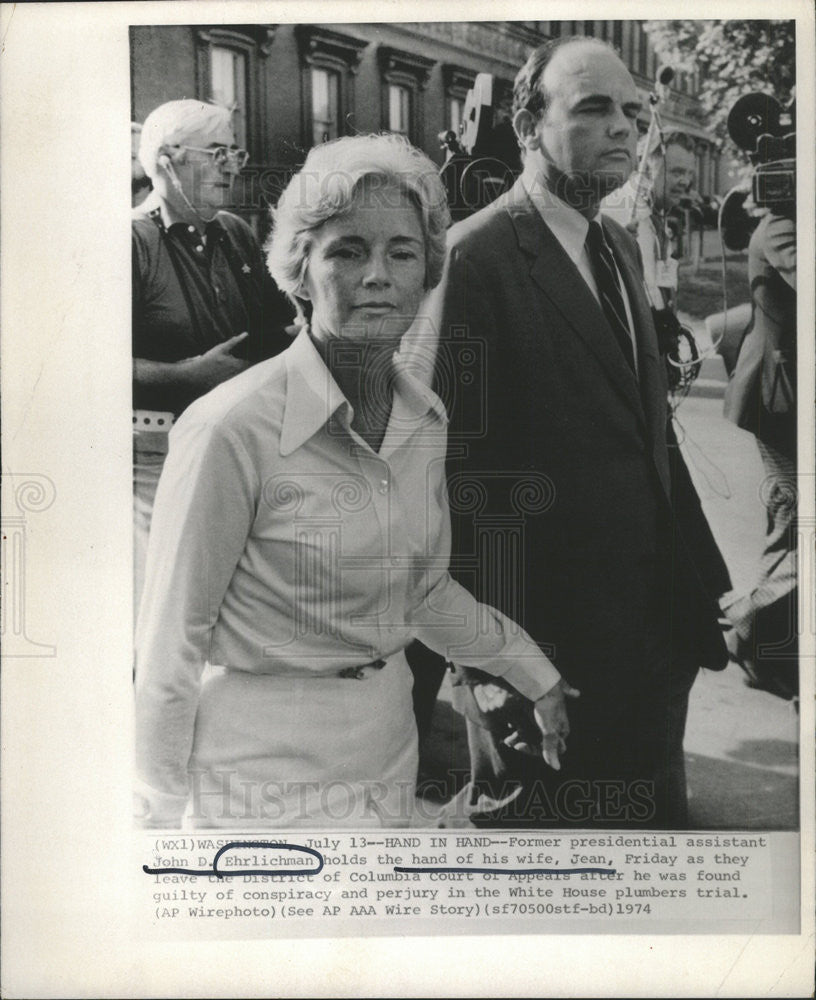 1974 Press Photo John D. Ehrlichman, former assistant to the President, and wife - Historic Images