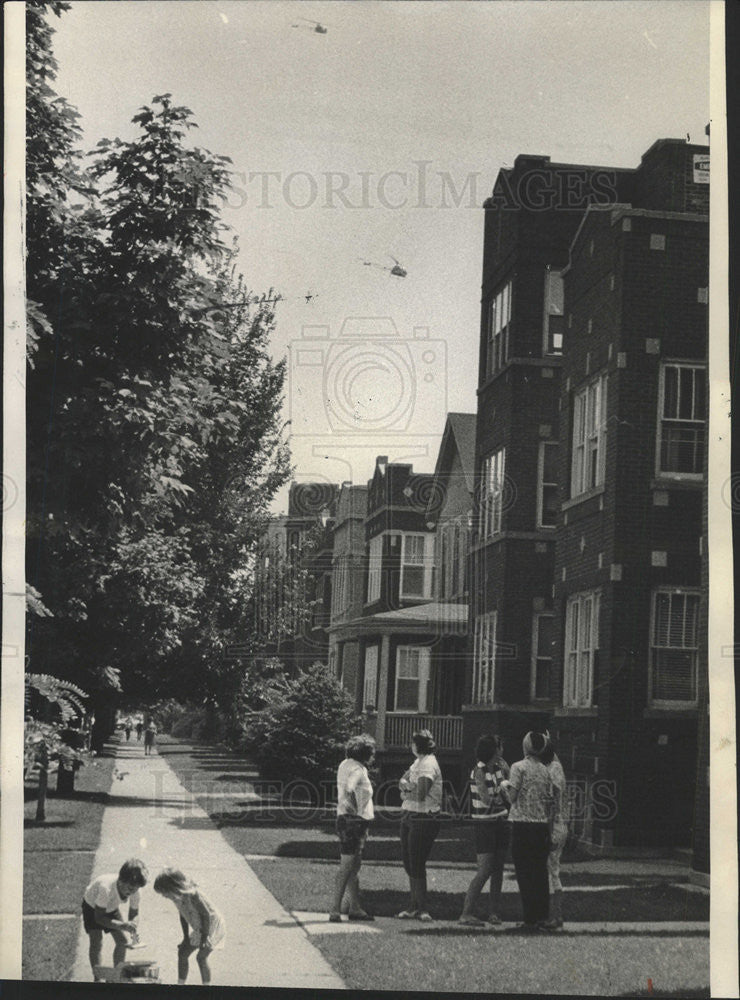 1965 Press Photo Helicopter scours rooftops north west scene Killers Snap - Historic Images