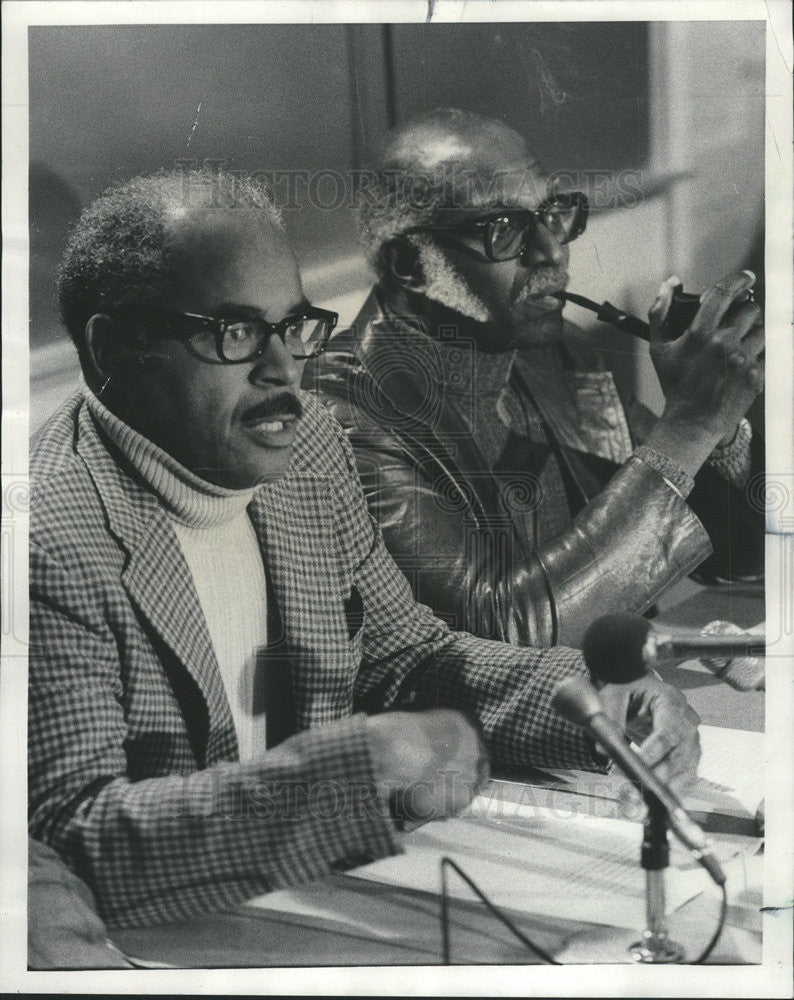 1975 Press Photo Charles A. Davis and Dr. James Haughton discuss nurse strike - Historic Images