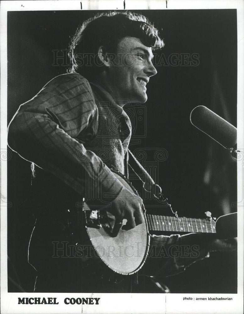 1970 Press Photo Talented multi-instrumental folksinger Michael Cooney - Historic Images