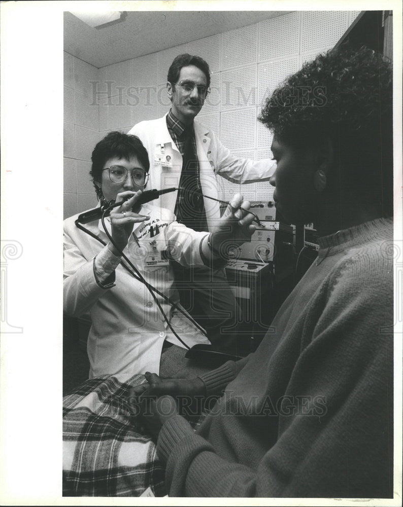 1988 Press Photo Dr. Jacqueline Corey Voice Lab - Historic Images