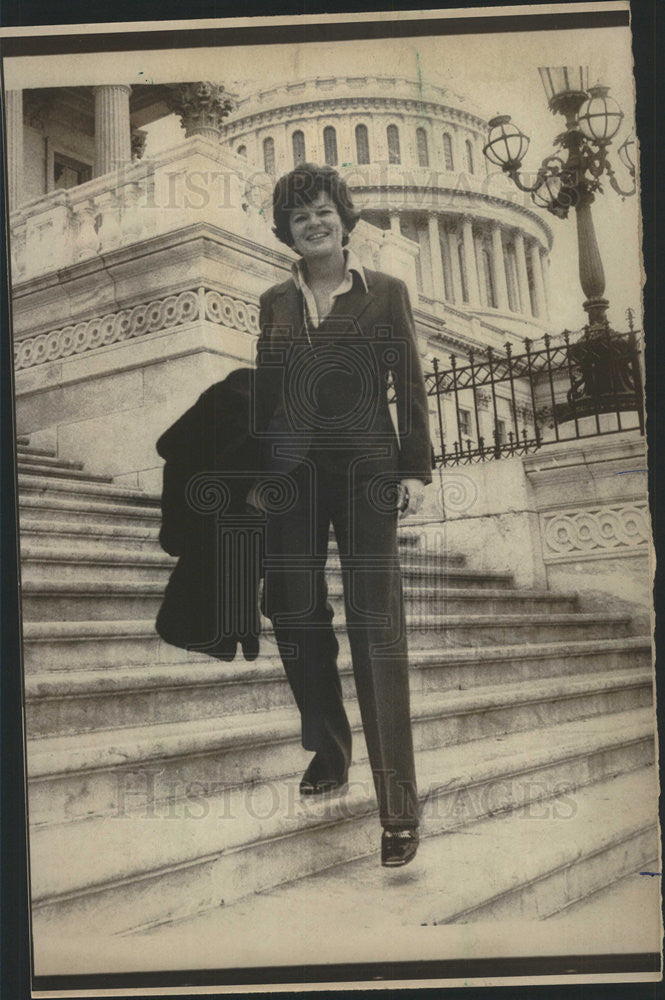 1976 Press Photo Patti Corman wife of Rep James Corman at the steps of US Capitol - Historic Images