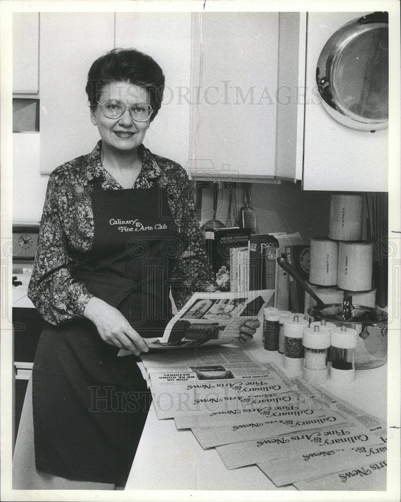 1982 Press Photo Camille Cook preparing her Culinary &amp; Fine Arts Club newsletter - Historic Images