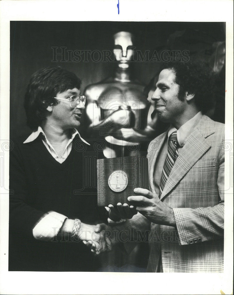 1979 Press Photo John Simeon Block receives Oscar from Director Steven Spielberg - Historic Images