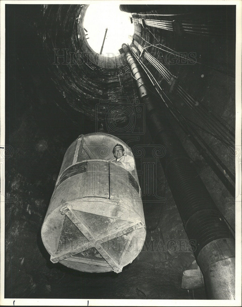 1977 Press Photo Sen. Adlai Stevenson Inspecting &quot;The Deep Tunnel Project&quot; - Historic Images