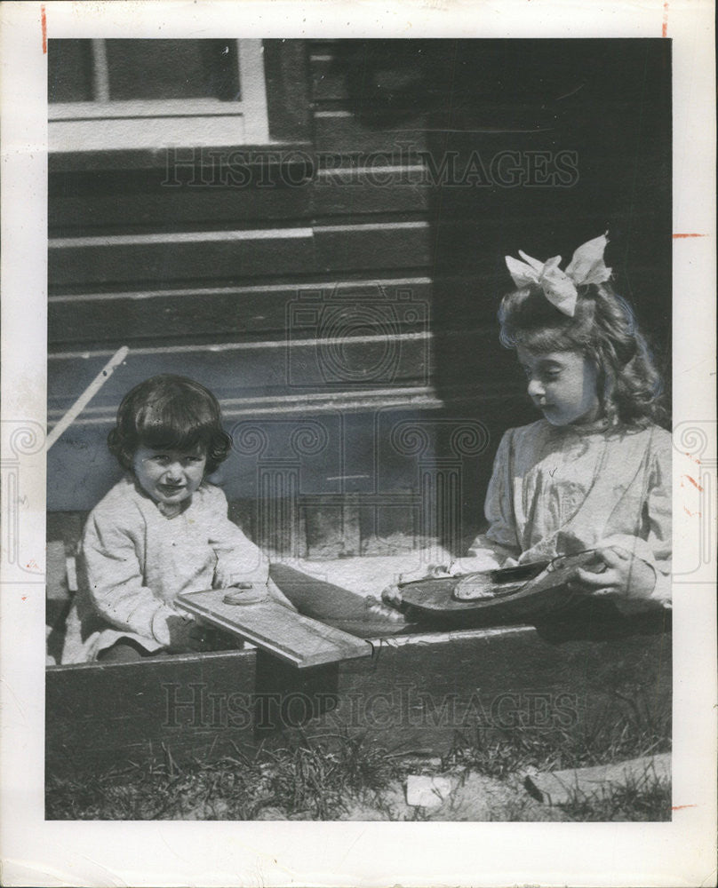 1952 Press Photo Young Gov. Stevenson Playing With His Sister Elizabeth - Historic Images