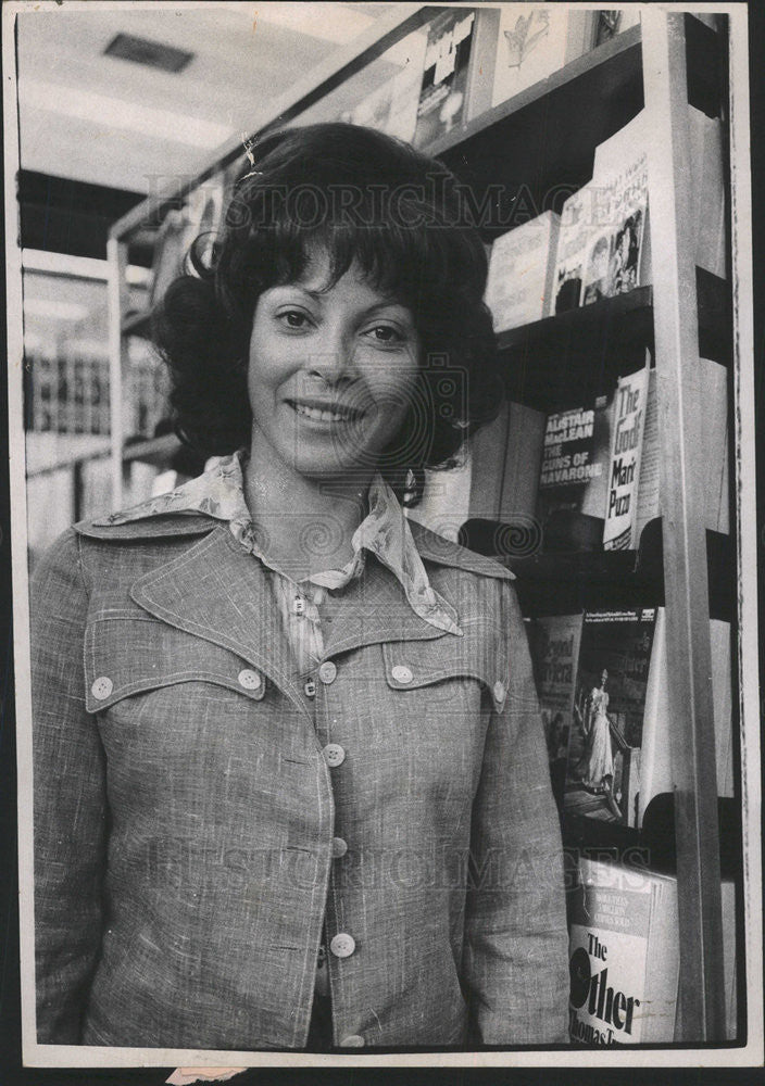 1975 Press Photo Stripper Fanne Foxe O&#39;Hare Airport - Historic Images