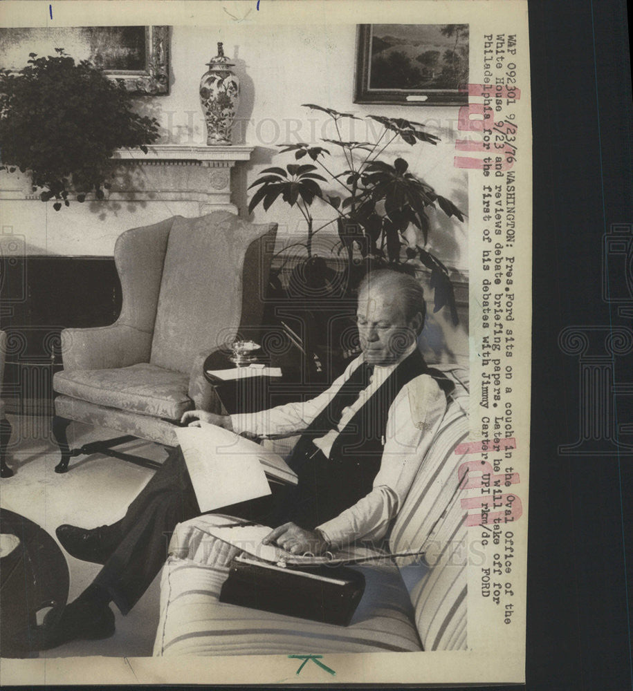 1976 Press Photo President Gerald Ford In The White House Office - Historic Images