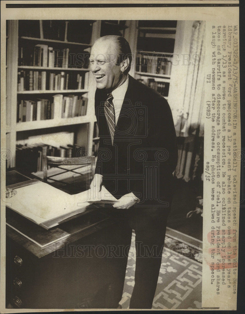 1975 Press Photo President Gerald Ford In The White House Office - Historic Images