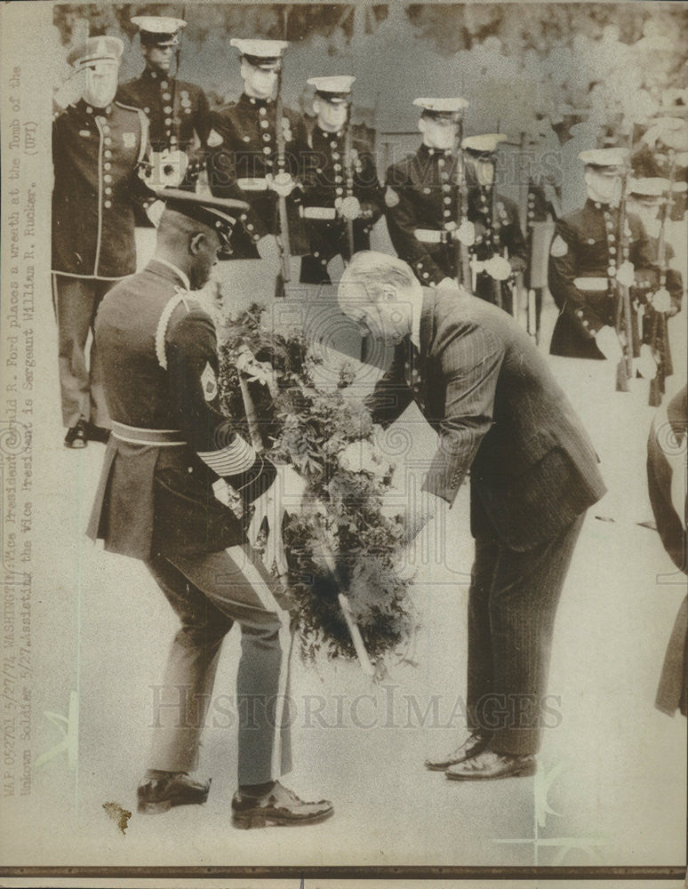 1974 Press Photo Vice Pres. Gerald Ford&#39;s Wreath For Unknown Soldier&#39;s Tomb - Historic Images