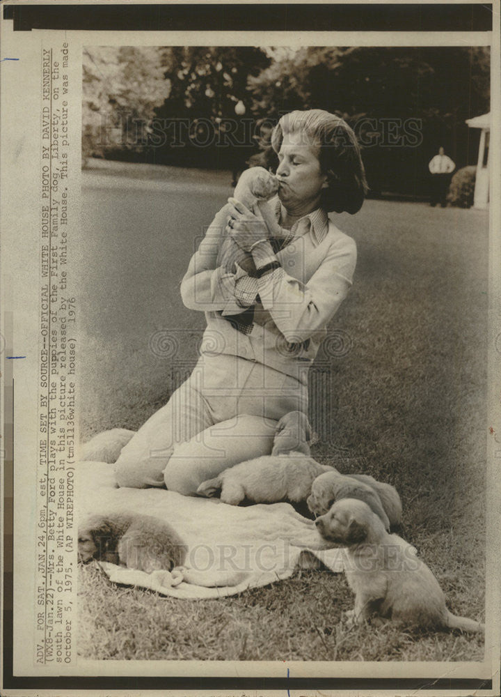 1975 Press Photo Mrs Betty Ford Plays With Puppies - Historic Images